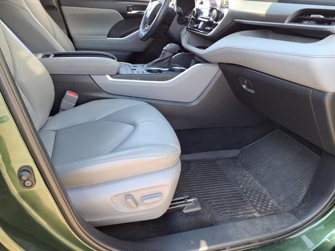 Used 2023 Toyota Highlander XLE image 8