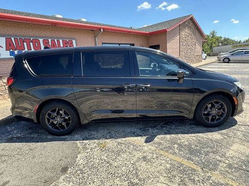 Used 2019 Chrysler Pacifica Touring Plus w/ S Appearance Package FWD image 9