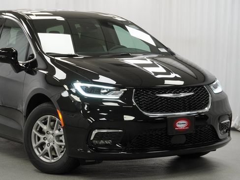 New 2026 Chrysler Pacifica Select image 3