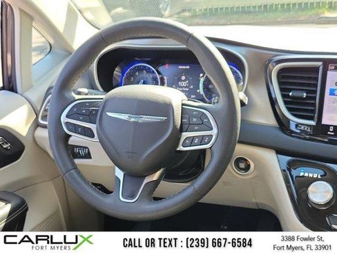 Used 2023 Chrysler Pacifica Touring-L FWD image 19