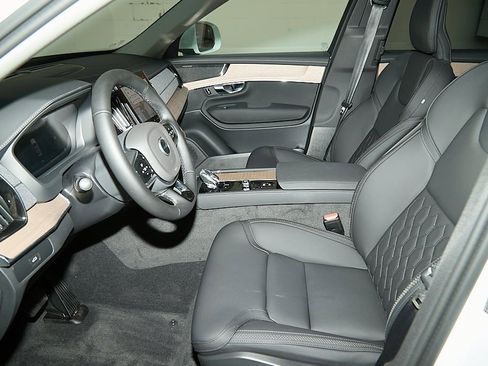 New 2025 Volvo XC90 B6 Plus w/ Protection Package Premier image 16