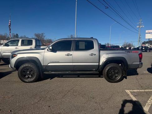 Used 2018 Toyota Tacoma TRD Off-Road image 2