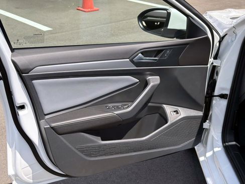 Used 2025 Volkswagen Jetta SE FWD image 16