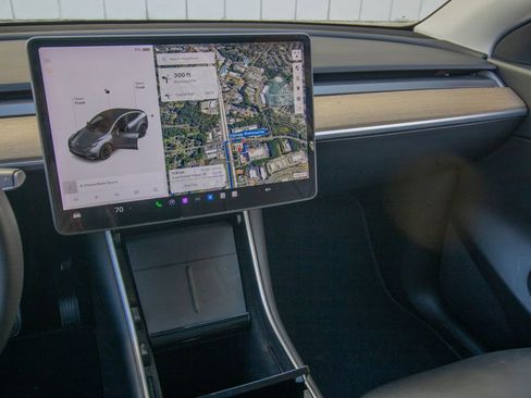 Used 2021 Tesla Model Y Long Range image 24