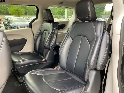 Used 2023 Chrysler Pacifica Touring-L FWD image 28