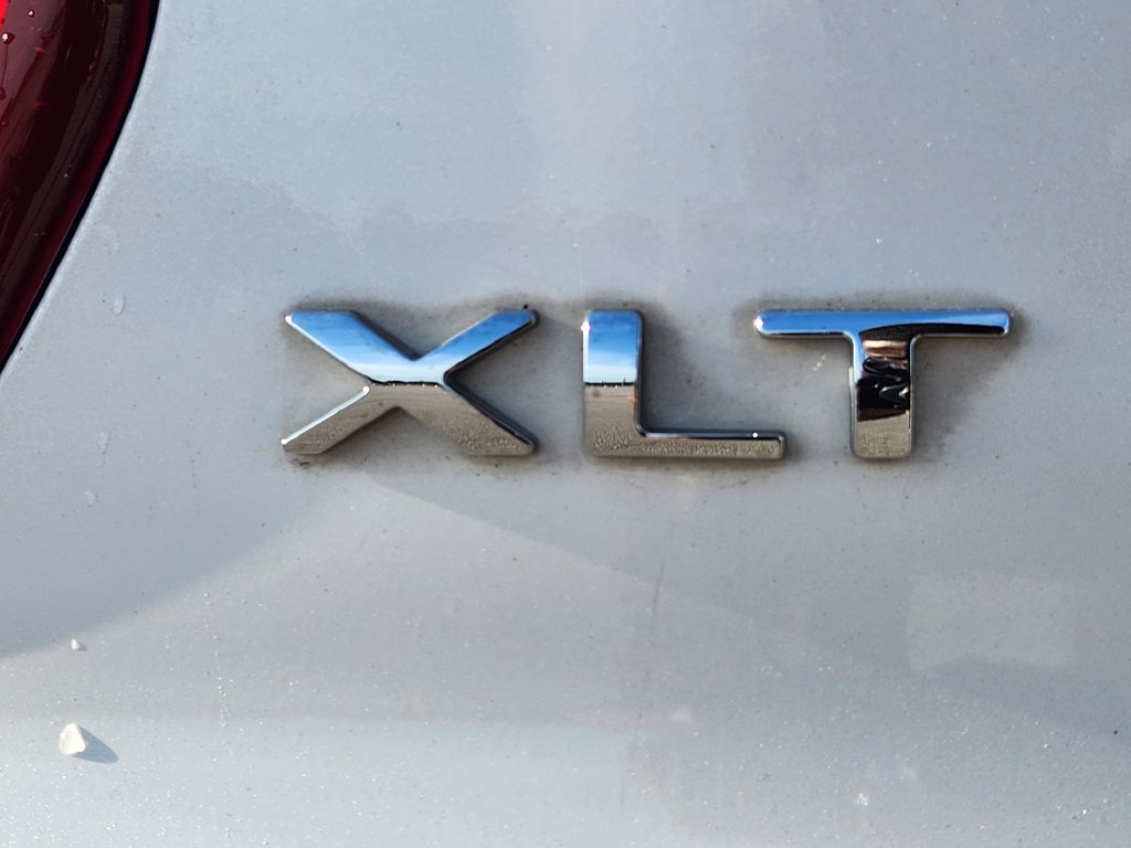 Used 2018 Ford Explorer XLT w/ Equipment Group 202A FWD image 8