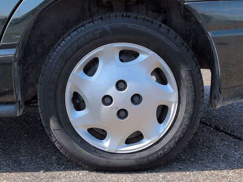 Used 2002 Saturn S-Series SL1 w/ SL1 Option Pkg 1 FWD image 12