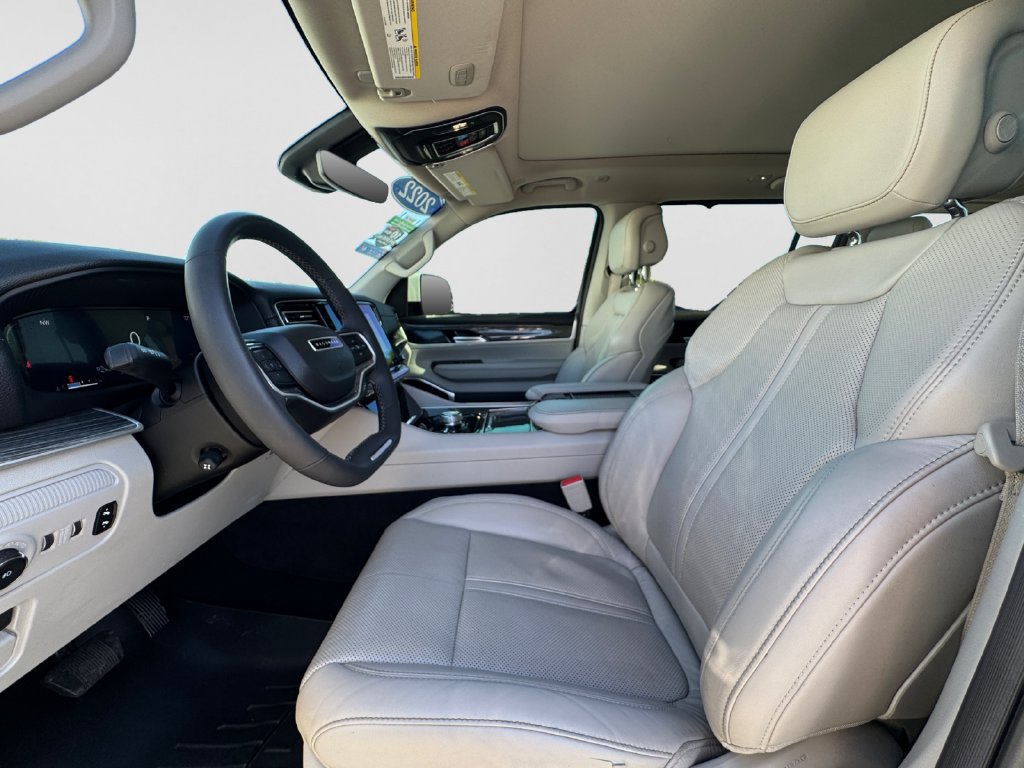 Used 2022 Jeep Wagoneer Series II w/ Convenience Group I AWD/4WD image 17