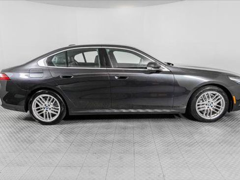 Used 2025 BMW 530i w/ Premium Package RWD image 9
