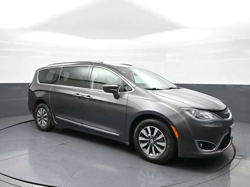 Used 2020 Chrysler Pacifica Touring-L Plus FWD image 4