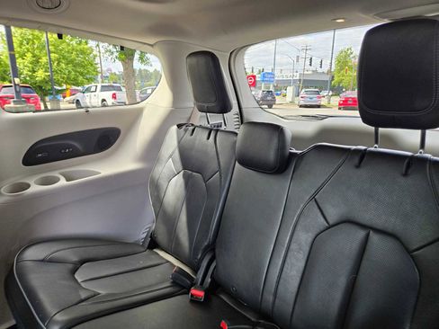 Used 2020 Chrysler Pacifica Limited FWD image 19