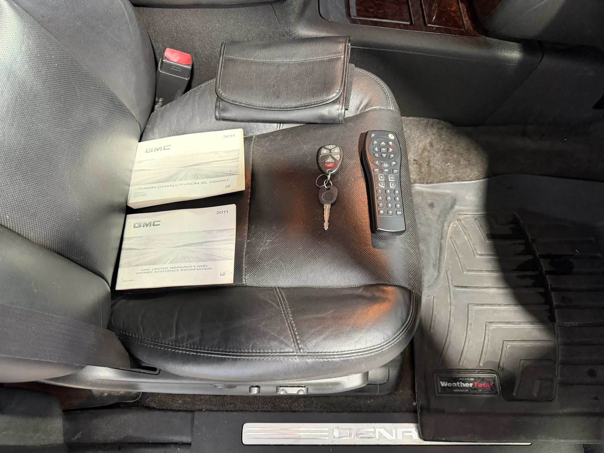 Used 2011 GMC Yukon Denali RWD image 39