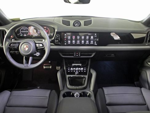 Certified 2025 Porsche Cayenne S image 21