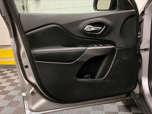 Used 2020 Jeep Cherokee Latitude w/ Cold Weather Group image 21