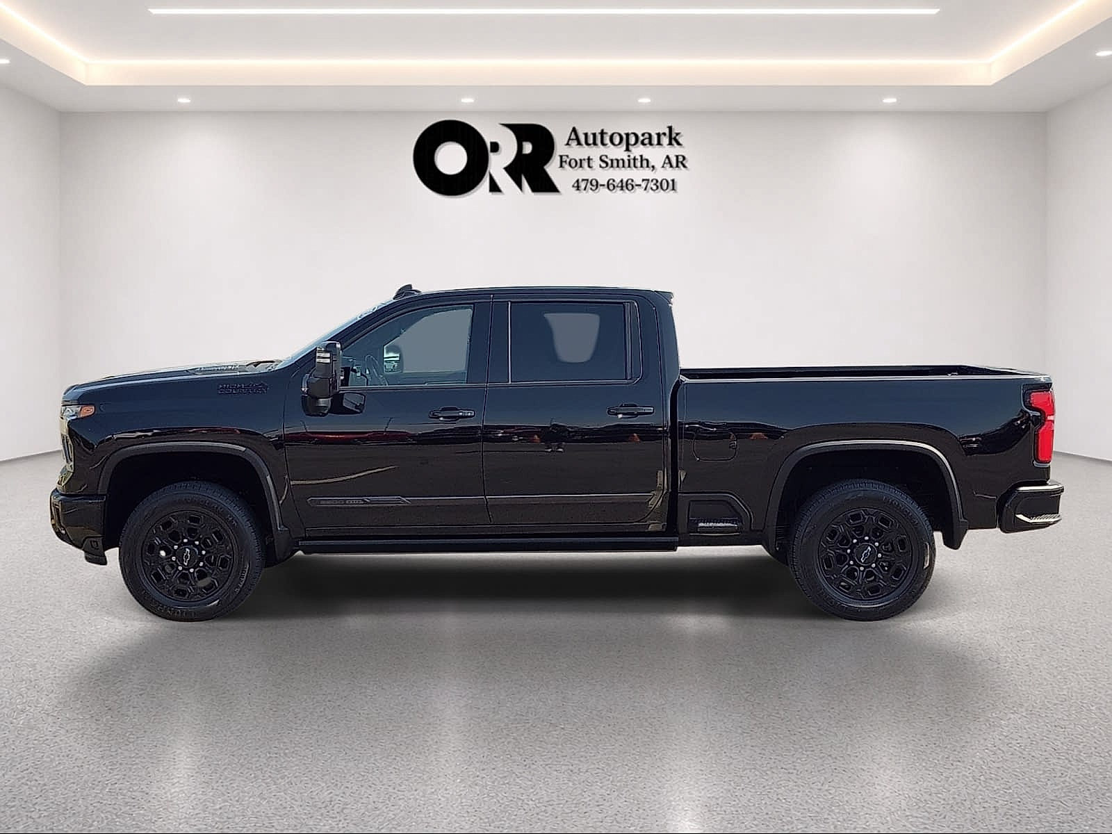 Used 2024 Chevrolet Silverado 2500 High Country w/ High Country Premium Package AWD/4WD image 3