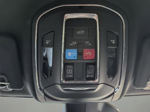 Used 2024 Jeep Grand Cherokee Altitude AWD/4WD image 16
