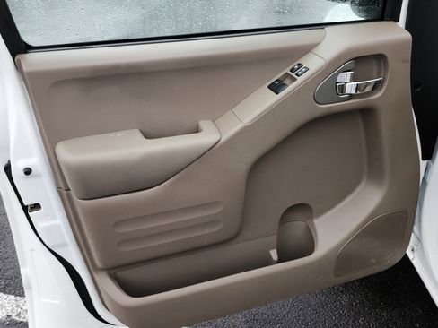 Used 2016 Nissan Frontier SV image 21