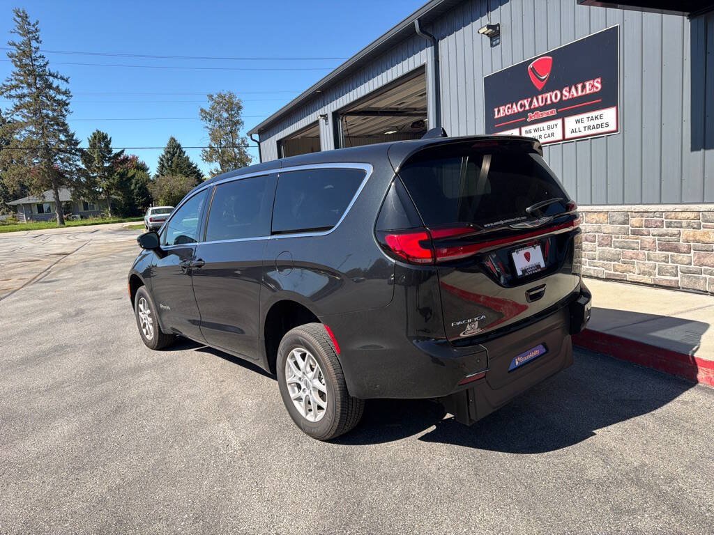 Used 2024 Chrysler Pacifica Touring FWD image 3