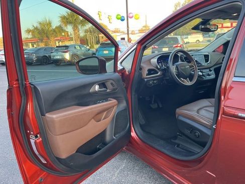 Used 2018 Chrysler Pacifica Limited w/ Tire & Wheel Group FWD image 4