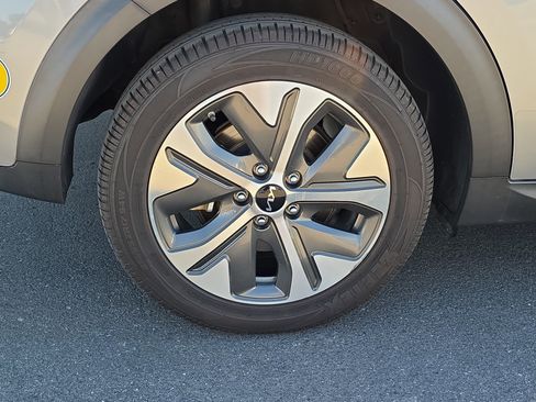 Used 2022 Kia Niro EX Premium image 9