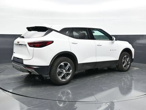 Used 2025 Chevrolet Blazer LT FWD image 2