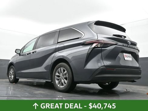 Used 2025 Toyota Sienna LE image 47