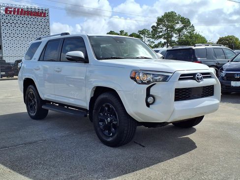 Used 2020 Toyota 4Runner SR5 Premium w/ Moonroof Package RWD image 2