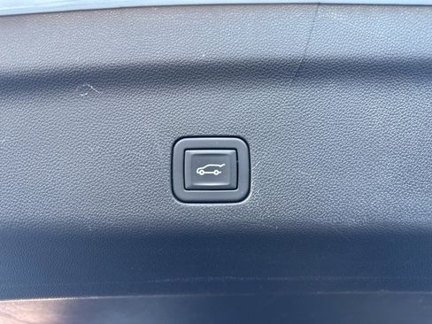 Used 2023 Chevrolet Suburban Premier image 16