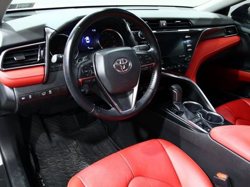 Used 2019 Toyota Camry XSE image 5