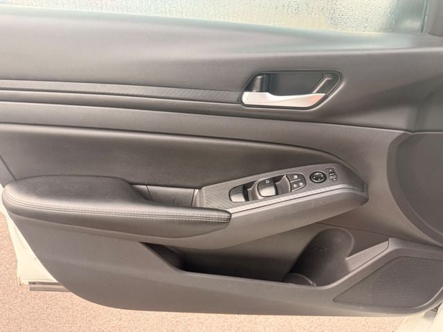 Used 2025 Nissan Altima 2.5 SV FWD image 7