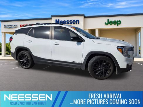 Used 2024 GMC Terrain SLE w/ Driver Convenience Package FWD image 1
