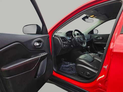 Used 2019 Jeep Cherokee Trailhawk w/ Comfort/Convenience Group image 19