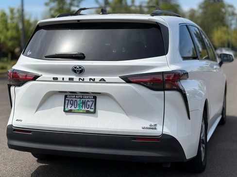 Used 2022 Toyota Sienna LE AWD/4WD image 5