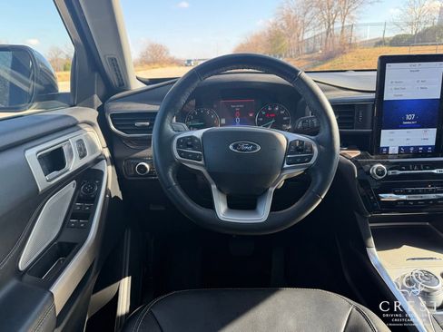 Used 2022 Ford Explorer Limited w/ Limited Technology Package image 16