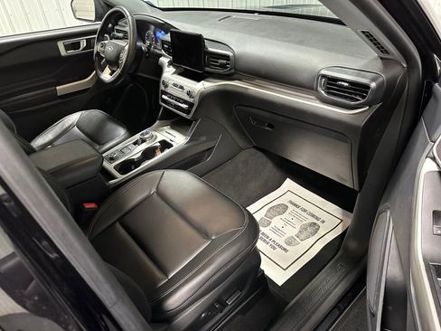 Used 2022 Ford Explorer XLT w/ Equipment Group 202A image 7