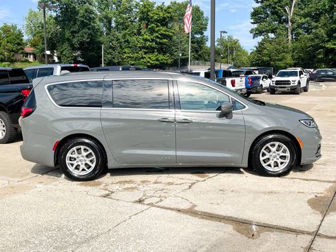 Used 2022 Chrysler Pacifica Touring-L FWD image 4