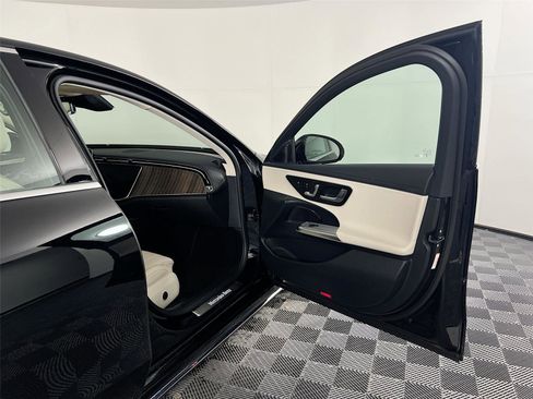 Used 2025 Mercedes-Benz E 350 4MATIC Sedan image 26
