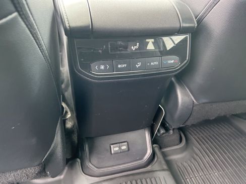 Used 2023 Toyota Highlander XLE image 21