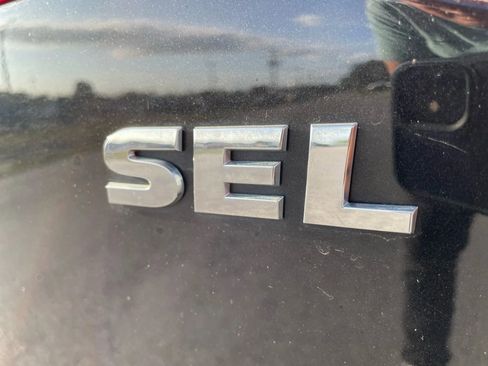 Used 2010 Volkswagen Routan SEL FWD image 13