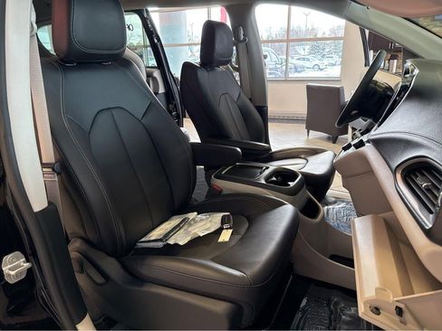 Used 2024 Chrysler Pacifica Touring-L image 29