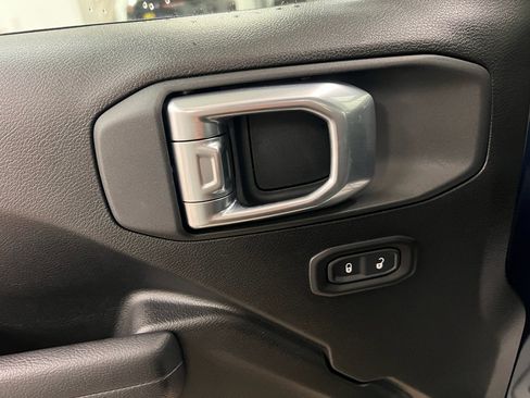 Used 2025 Jeep Wrangler Sport image 7