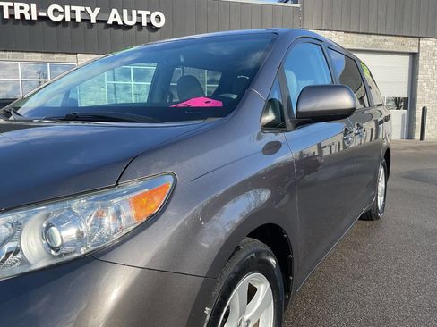 Used 2012 Toyota Sienna LE w/ Towing Pkg image 2