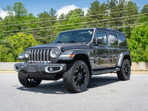 Used 2022 Jeep Wrangler Unlimited Sahara w/ Cold Weather Group AWD/4WD image 3
