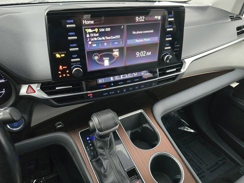 Used 2022 Toyota Sienna XLE image 38