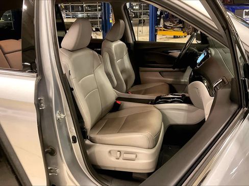 Used 2019 Honda Pilot Touring image 8