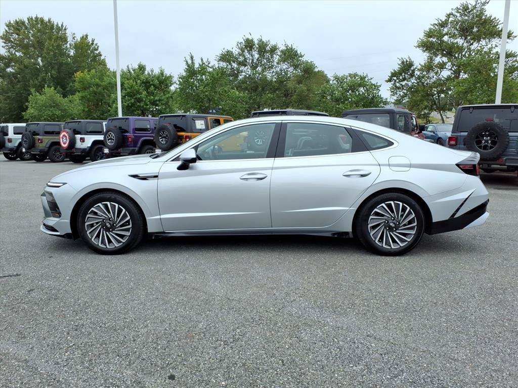 Used 2025 Hyundai Sonata Limited FWD image 3