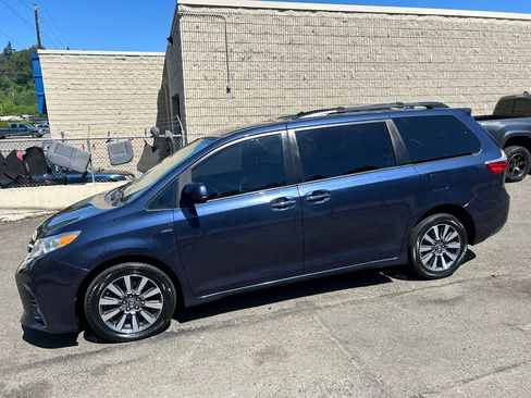 Used 2018 Toyota Sienna XLE image 8