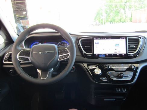 Used 2025 Chrysler Pacifica Select FWD image 5