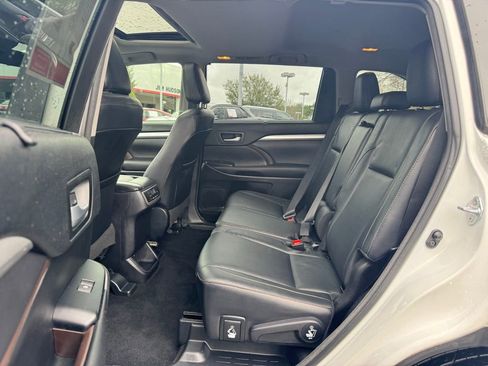 Used 2018 Toyota Highlander XLE image 17