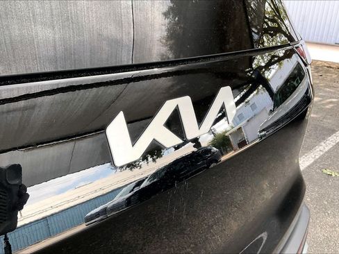 Used 2024 Kia EV9 Light Long Range RWD image 30